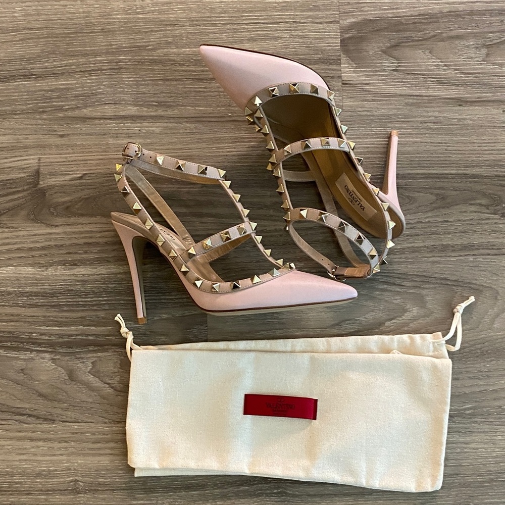 Valentino Garavani Rockstud Caged Pumps in Rose